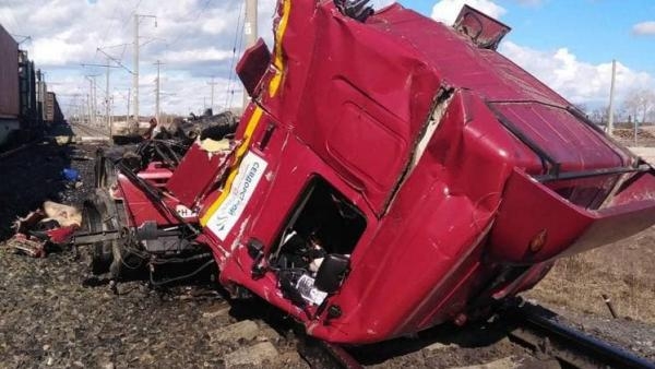 Водитель грузовика погиб при столкновении с поездом на станции в Плесецком районе