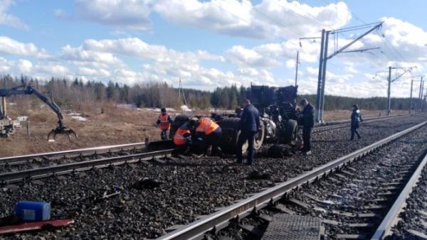 Водитель грузовика погиб при столкновении с поездом на станции в Плесецком районе
