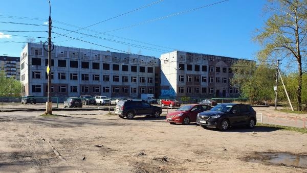 Власти решили продать недостроенное здание школы в Архангельске