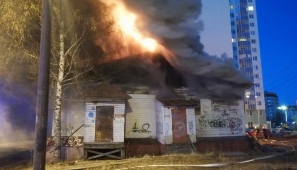 В Архангельске ночью сгорело здание бывшего магазина на Обводном канале