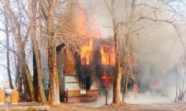 В Новодвинске — крупный пожар в нежилой «деревяшке». Рядом находится детский сад