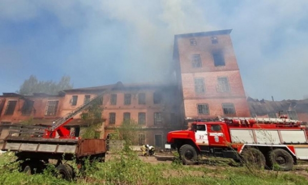 Котласские пожарные тушили возгорание на заброшенном комбинате в Вологодской области