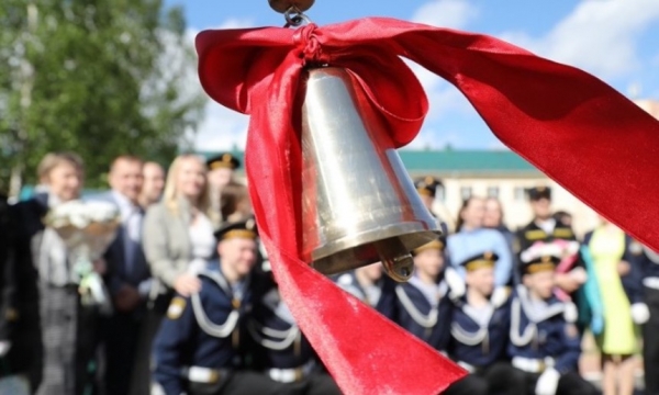 Александр Цыбульский поздравил выпускников Архангельского морского кадетского корпуса