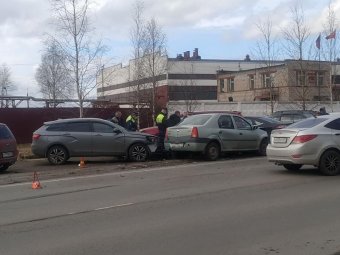 На Никольском проспекте Архангельска столкнулись 4 автомобиля. Данных о пострадавших нет