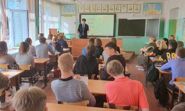 Победитель конкурса «Лидеры России» Александр Спиридонов встретился со школьниками Коноши