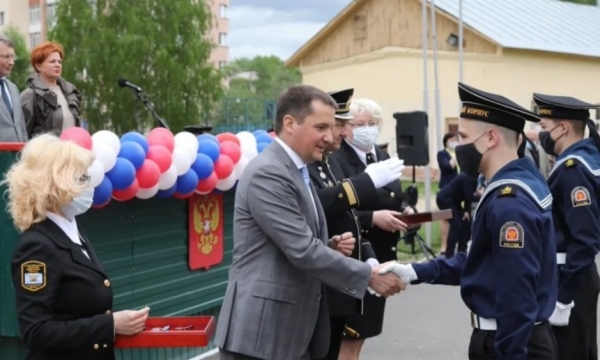 Александр Цыбульский поздравил выпускников Архангельского морского кадетского корпуса