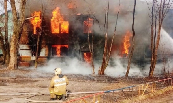 В Новодвинске — крупный пожар в нежилой «деревяшке». Рядом находится детский сад