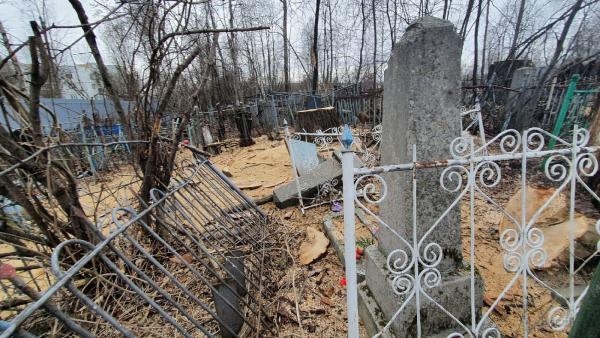Власти и полиция разбираются в причинах разрушения могил на кладбище в Архангельске