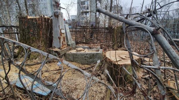 Власти и полиция разбираются в причинах разрушения могил на кладбище в Архангельске