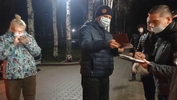 Полицейские досмотрели машину Олега Мандрыкина на наличие экстремистской литературы