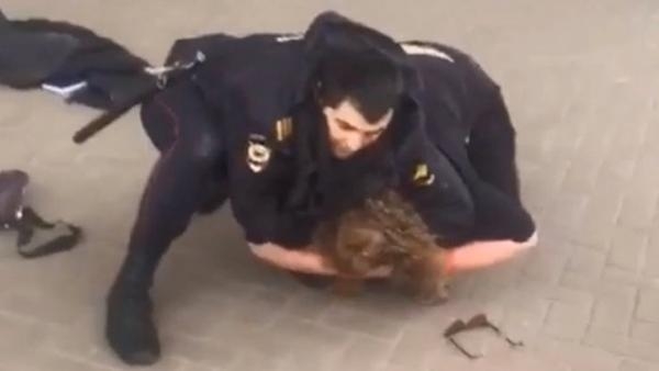 Просьба надеть маску стала причиной драки девушки и полицейского в архангельском ТЦ