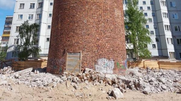 Снос аварийной башни-склада в Архангельске закончился введением особого режима ЧС