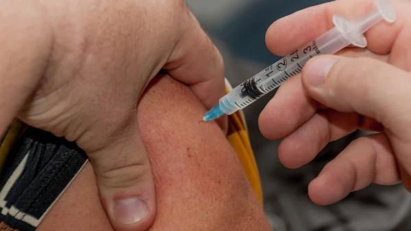 В Роструде разъяснили законность отстранения от работы при отказе от вакцинации