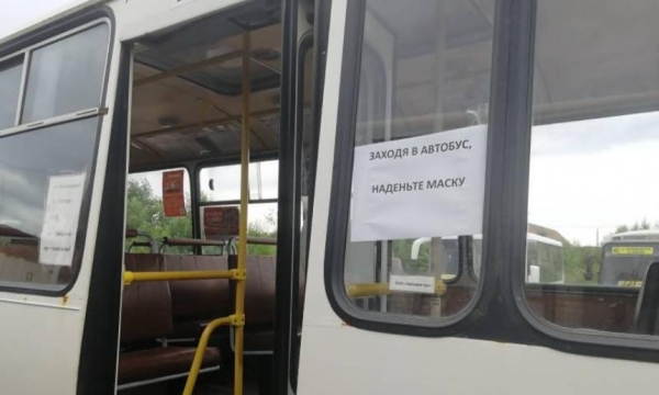 Архангелогородцам пригрозили штрафами за нарушение масочного режима в общественном транспорте