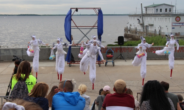 Архангельск погрузился в атмосферу фестиваля уличных театров