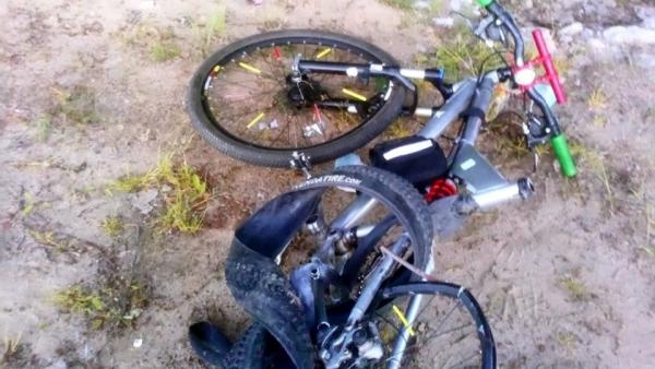 Под Новодвинском пьяный водитель сбил двух архангельских велосипедистов