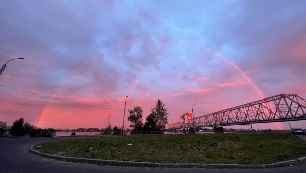 Зрелище завораживает: два моста в Архангельске во время рассвета связала радуга