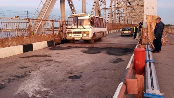 Видео: как теперь автомобилисты проезжают стыки на жд-мосту в Архангельске