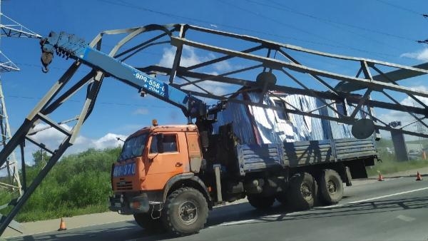 Фотофакт: в Архангельске автокран снес металлическую опору теплотрассы