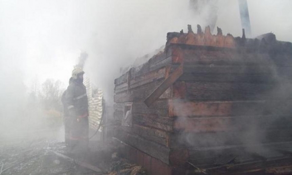 В Холмогорском районе добровольцы спасли дом от пожара