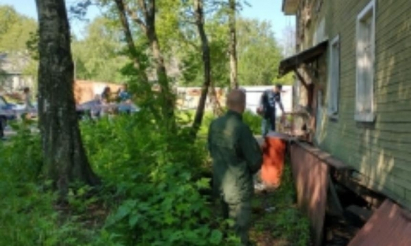 В Архангельске следком возбудил уголовное дело после схода со свай дома на улице Суфтина