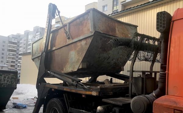 В Архангельске задержали мужчин, воровавших мусорные контейнеры