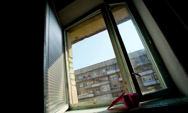 В Новодвинске из окна пятого этажа выпала полуторагодовала девочка