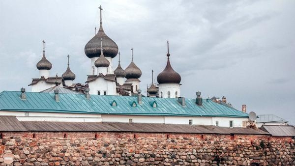 В России обсуждают речь игумена Соловецкого монастыря о вреде вакцины от COVID-19