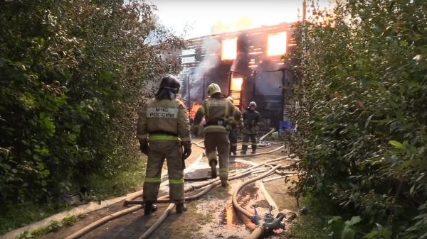 Пожар уничтожил частный двухэтажный дом в Архангельске