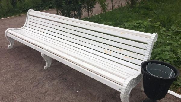 Фотофакт: в Петровском сквере Архангельска появились белоснежные скамейки