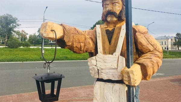 Архангельские вандалы дотянулись до деревянной скульптуры на Красной пристани