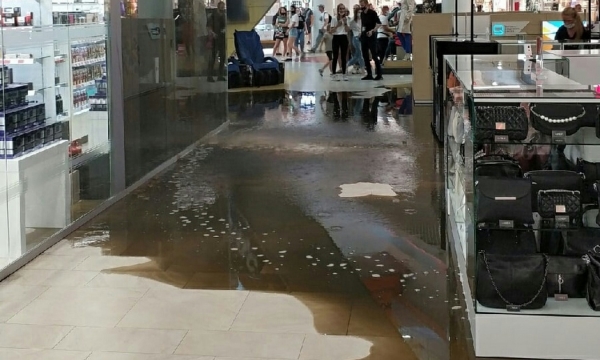 Бурая вода с потолка: в архангельском ТРЦ «Макси» произошёл потоп