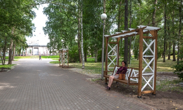 В Петровском парке Архангельска появились новые качели