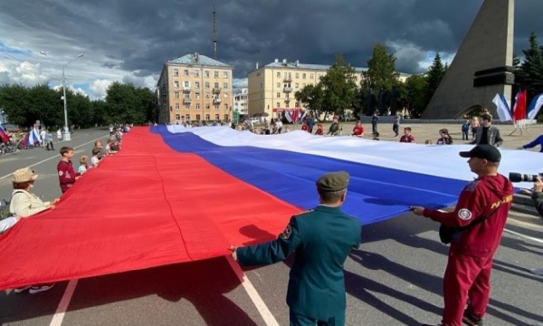 В Архангельске в День флага России развернули 50-метровый триколор