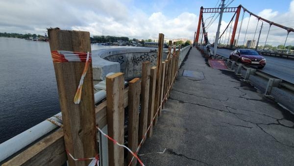 Фотофакт: на Кузнечевском мосту в Архангельске опасно наклонился балкон