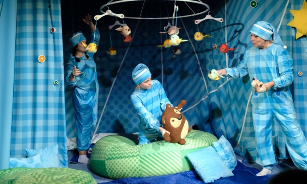 Медвежонок-подушка и ёжик-карандашница: герои сказок Козлова поселились в шалаше из одеял в Архангельском театре кукол