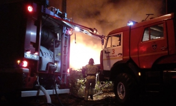 Ночью на Краснофлотском острове произошёл серьёзный пожар: от огня отстояли жилой дом