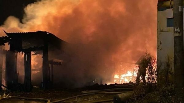 Ночной кошмар на Краснофлотском: крупный пожар уничтожил деревянные сараи 