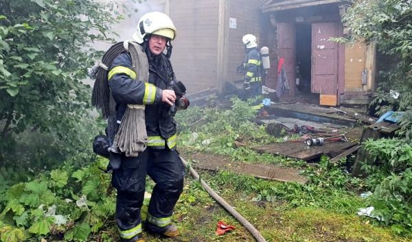 В злополучном переулке Водников в Архангельске продолжают гореть дома
