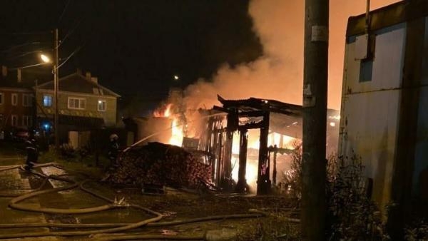 Ночной кошмар на Краснофлотском: крупный пожар уничтожил деревянные сараи 