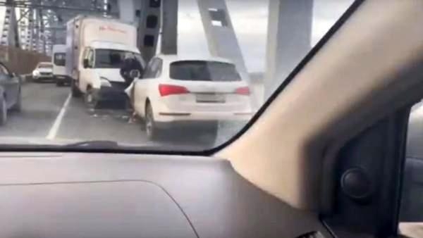 В Архангельске авария на жд-мосту парализовала движение десятка машин