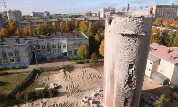 В Архангельске завершился первый этап работ по сносу аварийной водонапорной башни на Новгородском проспекте