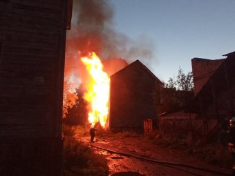 Сентябрь горит: в Архангельске пылает деревяшка на Карла Маркса, 24