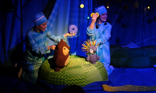Медвежонок-подушка и ёжик-карандашница: герои сказок Козлова поселились в шалаше из одеял в Архангельском театре кукол