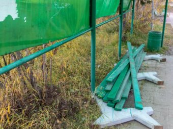 Сломали скамейку, забор и т.д.: вандалы  устроили погром в сквере героев-портовиков в Нарьян-Маре