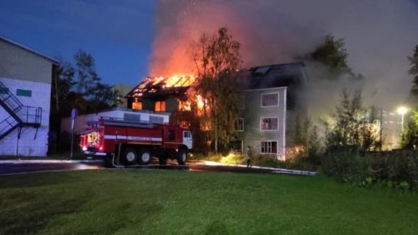 В Архангельске тушат пожар в трехэтажном деревянном доме