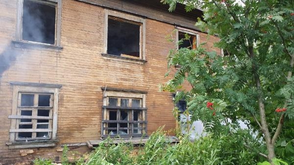 В злополучном переулке Водников в Архангельске продолжают гореть дома