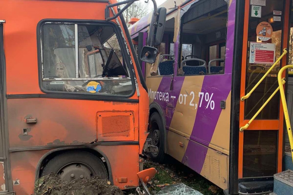   В Нижнем Новгороде столкнулись два автобуса и грузовик 