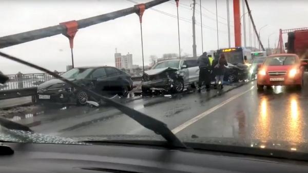 На Кузнечевском мосту затруднено движение из-за аварии с четырьмя автомобилями