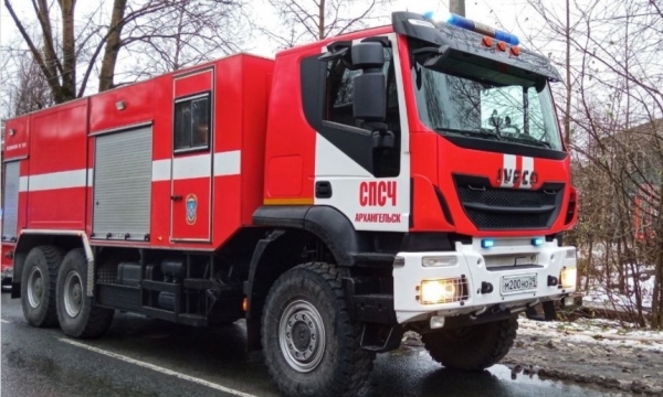 В Архангельске из горящего дома эвакуировались 29 человек, одну женщину спасли пожарные